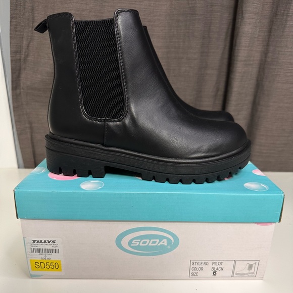 Soda Shoes - NWB, Soda “Pilot” lug sole chelsea ankle boot, size 6